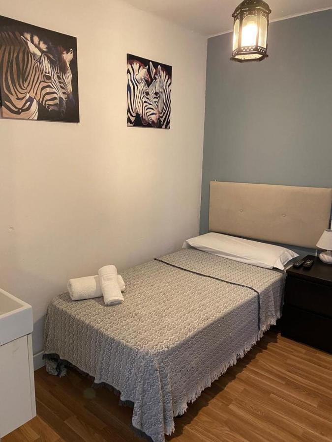 Hostal The Monkey Room มาร์เบยา ภายนอก รูปภาพ
