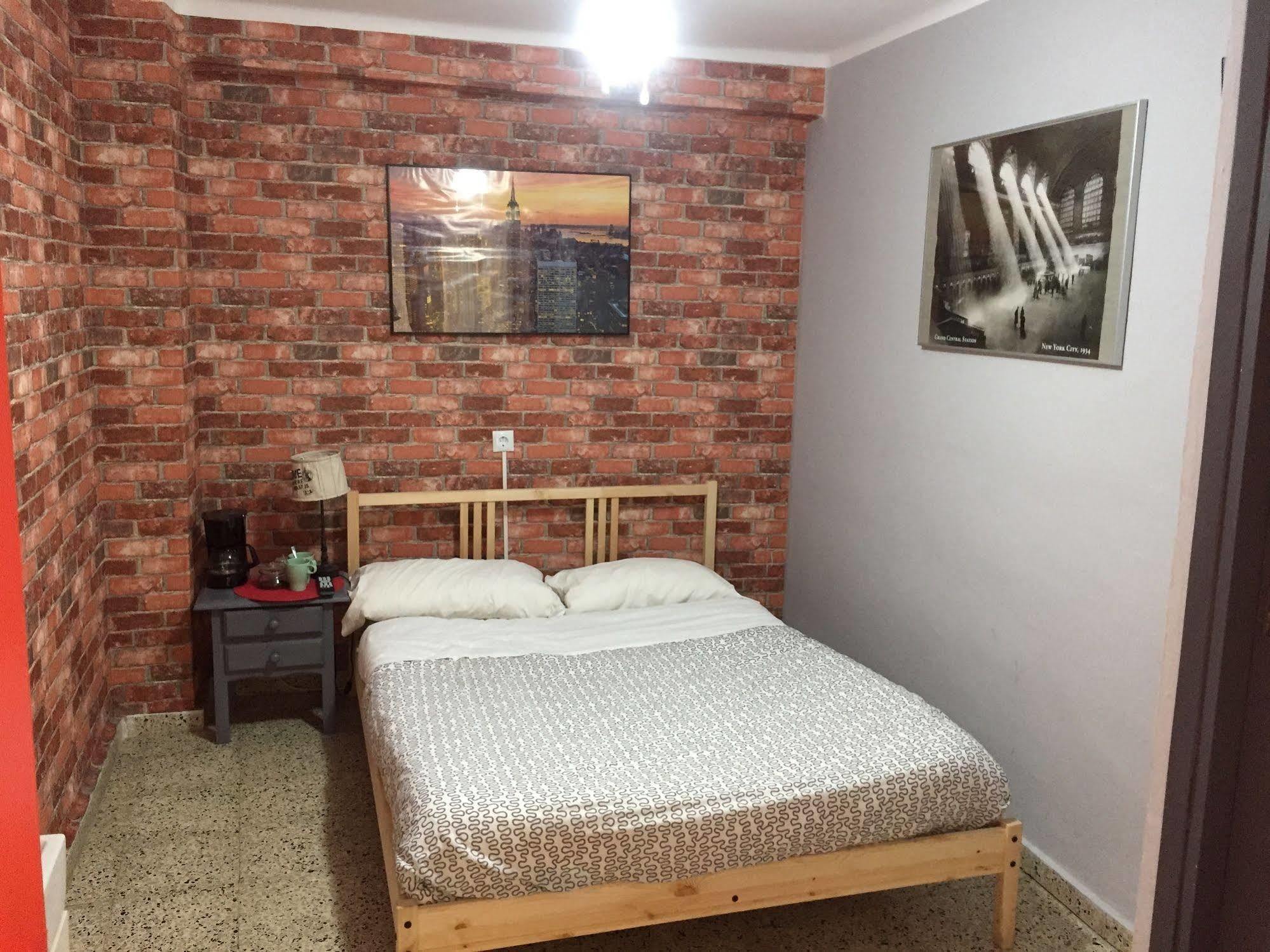 Hostal The Monkey Room มาร์เบยา ภายนอก รูปภาพ