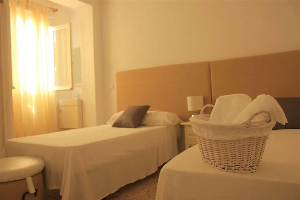Hostal The Monkey Room มาร์เบยา ภายนอก รูปภาพ