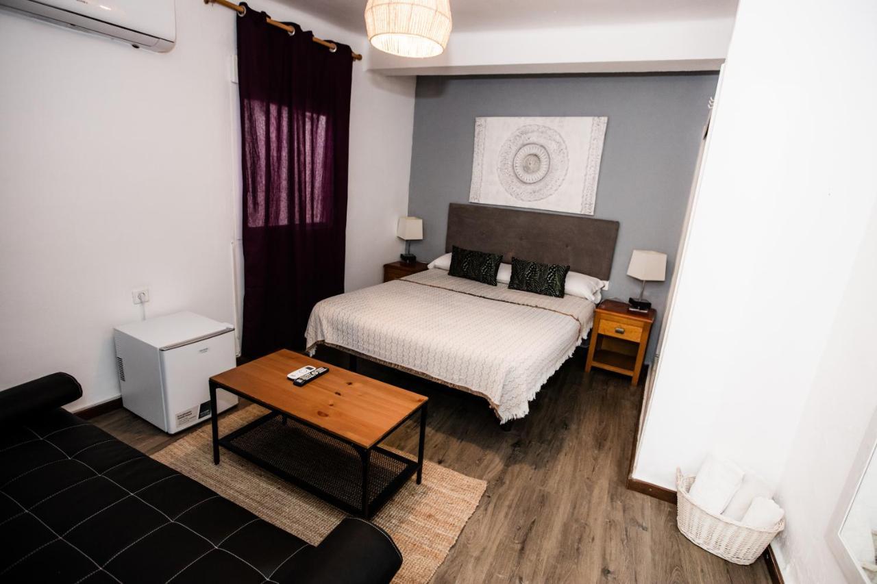 Hostal The Monkey Room มาร์เบยา ภายนอก รูปภาพ